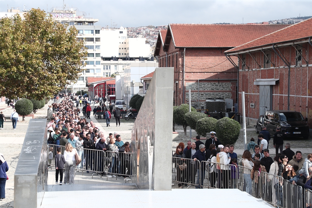 Η Θεσσαλονίκη γιορτάζει: Όλα έτοιμα για τη μεγάλη παρέλαση – Τεράστιες ουρές για τη φρεγάτα «Κίμων» (vid)