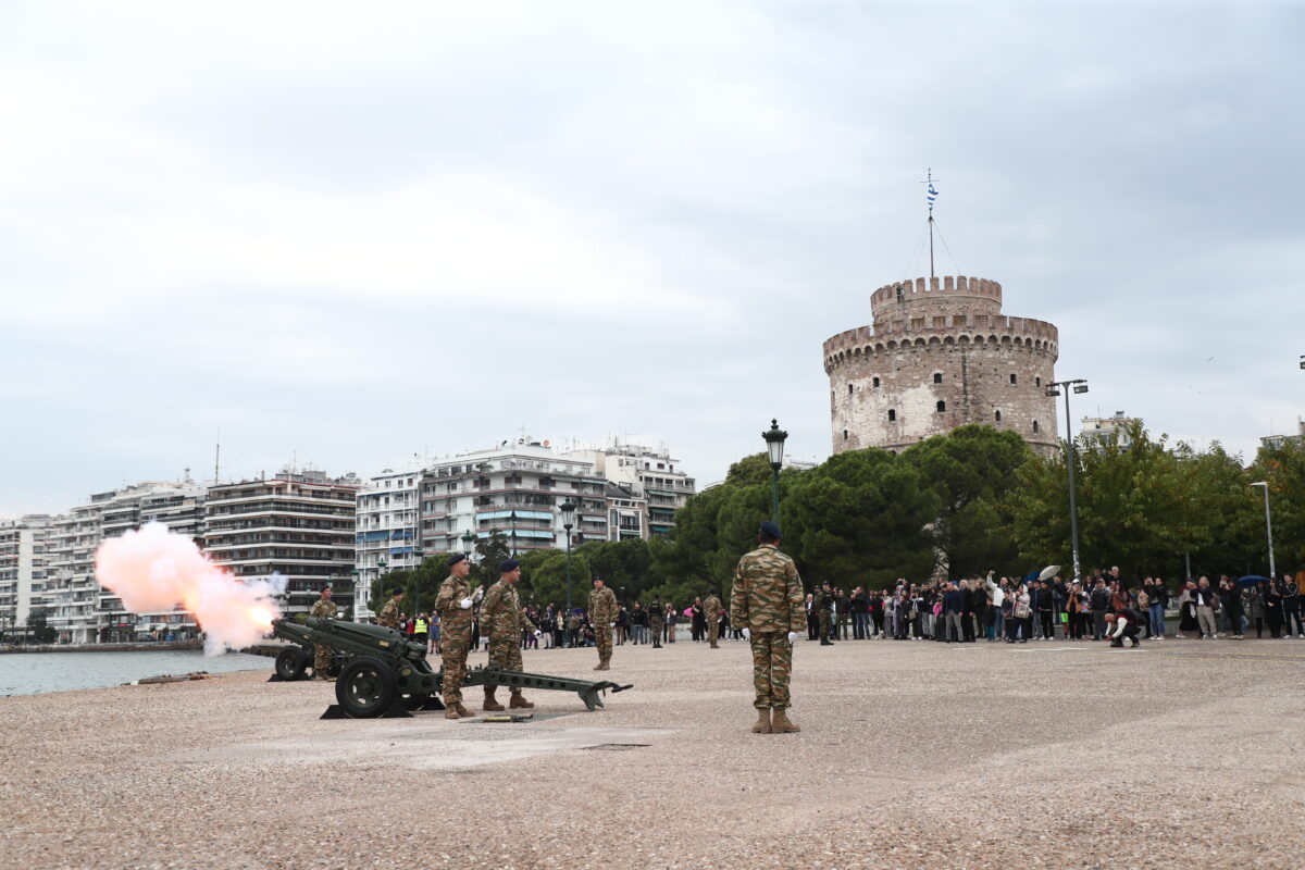Συγκίνηση και 21 κανονιοβολισμοί στον Λευκό Πύργο (vid)