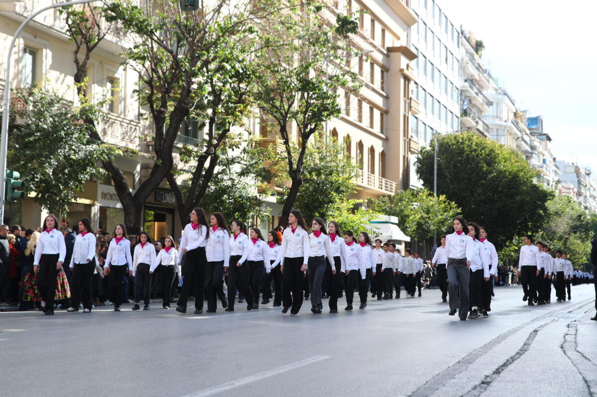 Θεσσαλονίκη: Με υπερηφάνεια και χειροκροτήματα η παρέλαση των μαθητών (pics+vids)