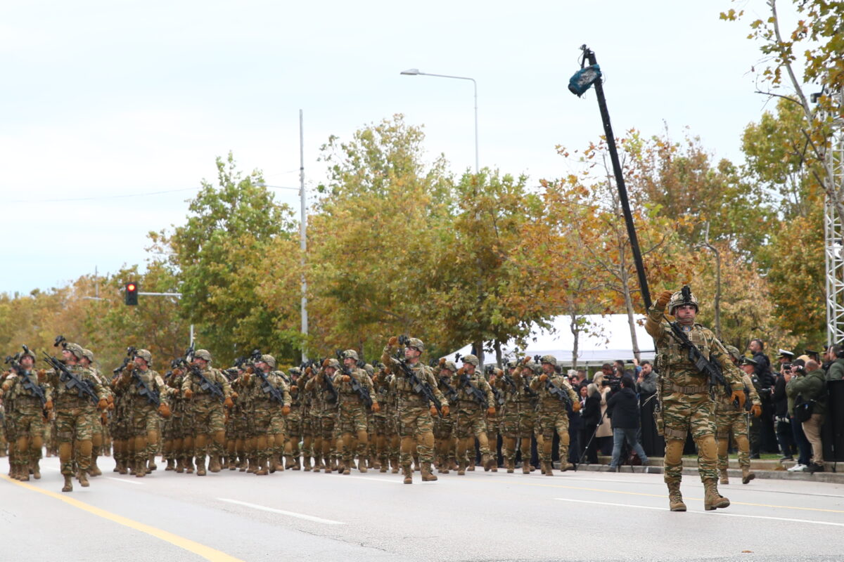 Στιγμιότυπα από τη μεγαλειώδη στρατιωτική παρέλαση της Θεσσαλονίκης (vids)
