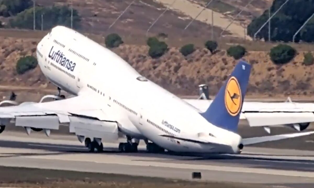 ΗΠΑ: Αεροσκάφος παραλίγο να χτυπήσει την… ουρά του σε αεροδιάδρομο!