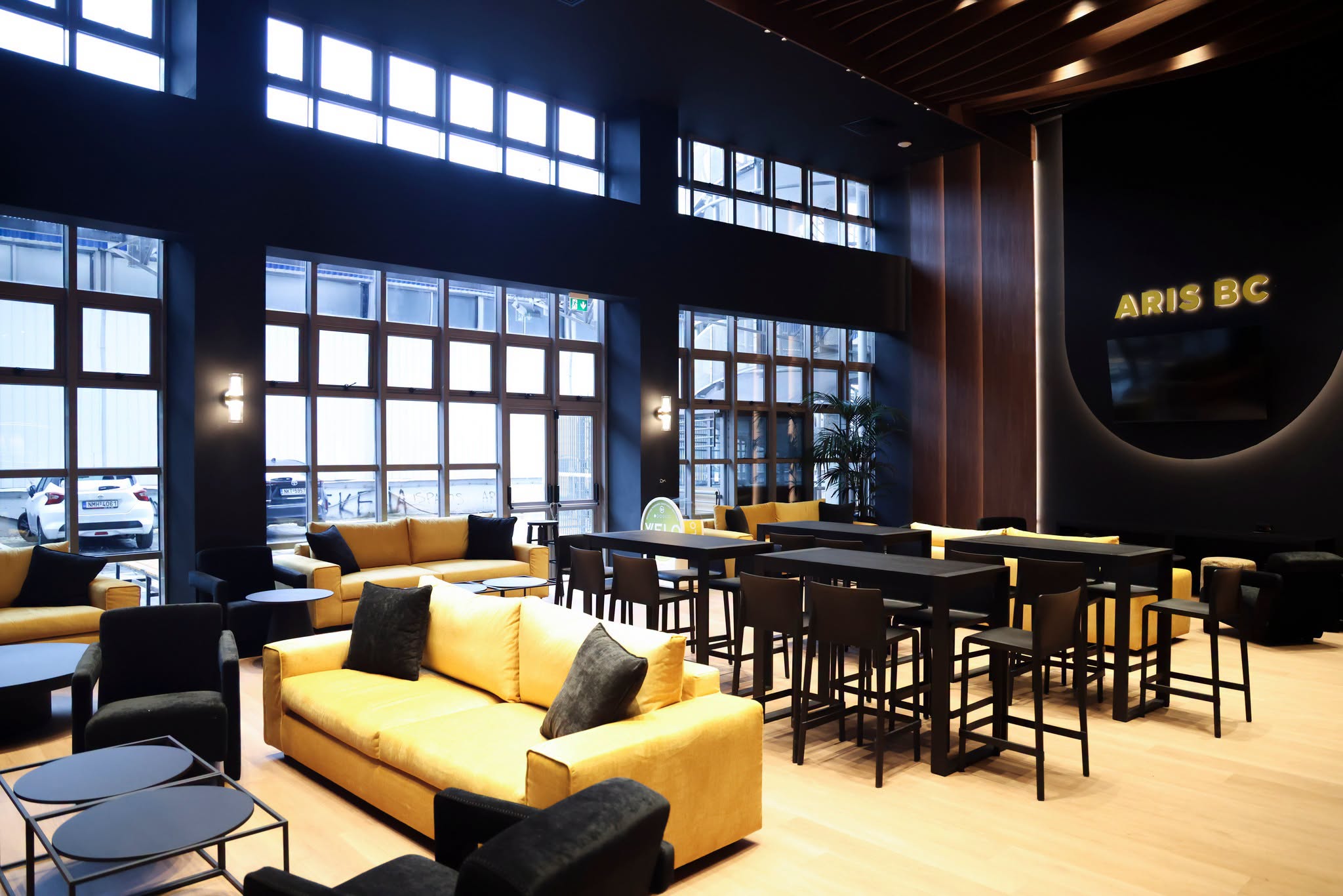 &Tau;&omicron; &nu;έ&omicron; &upsilon;&pi;&epsilon;&rho;&sigma;ύ&gamma;&chi;&rho;&omicron;&nu;&omicron; VIP Lounge &tau;&omicron;&upsilon; &Pi;&alpha;&lambda;έ &kappa;&alpha;&iota; &omicron;&iota; &alpha;&nu;&alpha;&beta;&alpha;&theta;&mu;&iota;&sigma;&mu;έ&nu;&epsilon;&sigmaf; &pi;&alpha;&rho;&omicron;&chi;έ&sigmaf; &phi;&iota;&lambda;&omicron;&xi;&epsilon;&nu;ί&alpha;&sigmaf; (pics)