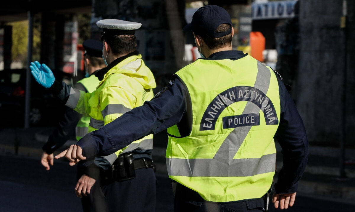 Πάνω από 1.700 οδηγοί και επιβάτες μηχανών και πατινιών «πιάστηκαν» χωρίς κράνος