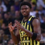 Καθυστέρησε η έναρξη του αγώνα από τα… χαρτάκια