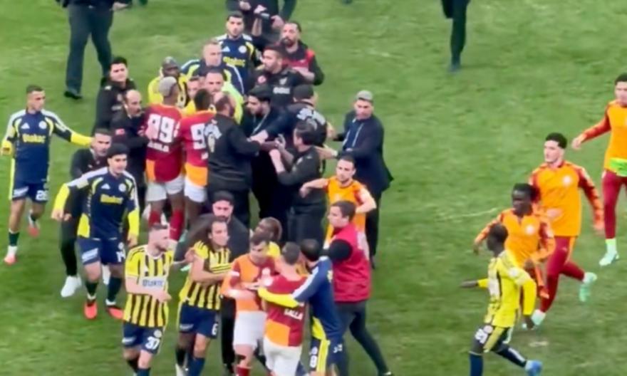 Χάος στο ντέρμπι της Κωνσταντινούπολης: Ξύλο μεταξύ παικτών μετά το Γαλατασαράι-Φενέρμπαχτσε