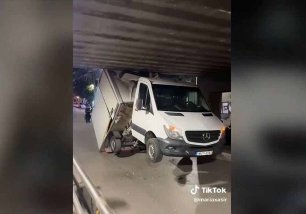 Θεσσαλονίκη: Φορτηγό… κόλλησε σε γέφυρα ενώ μεταφερόταν με όχημα οδικής βοήθειας