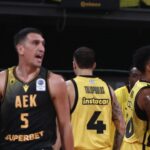 Αγκαλιά και σύντομος διάλογος μεταξύ Σπανούλη και Λαρεντζάκη (vid)