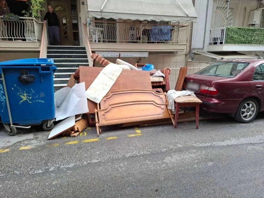Θεσσαλονίκη: Πρόστιμο 3.000 ευρώ σε δημότη που πέταξε… ένα σπίτι στον δρόμο