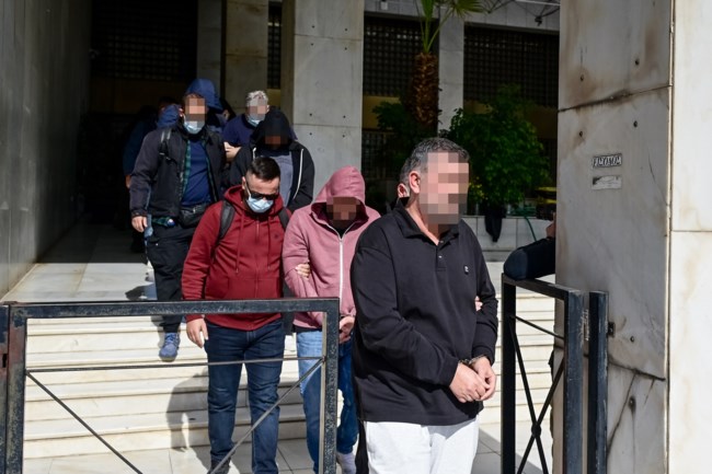 Αλυσίδα καταστημάτων πίτσας: Η πρώτη ανακοίνωση μετά τις διώξεις (vid)