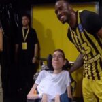 “Μοίρασε” χαμόγελα ο Θανάσης Αντετοκούνμπο μετά τη λήξη (vid)